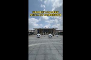 “苏超”将迎南通队vs盐城队榜首大战，如皋高铁站门口摆了4个球