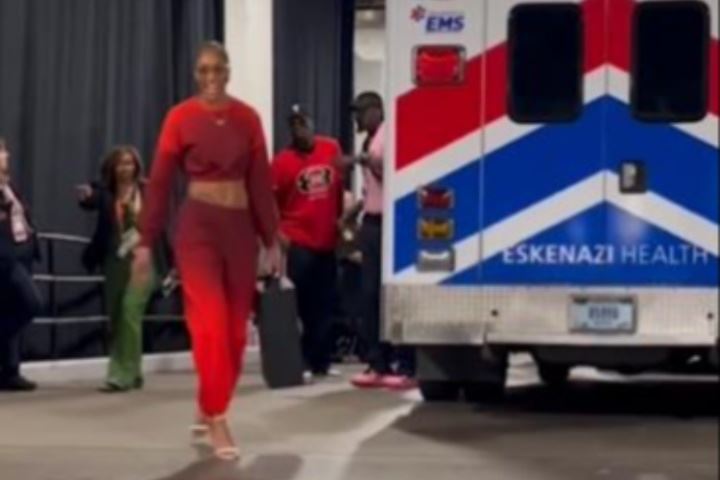 👻她还没官宣我！阿贾穿高跟鞋霸气走秀👠热巴在身后鬼鬼祟祟