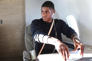 即将租借巴萨🛬拉什福德乘机飞往巴塞罗那，在飞机上与人打扑克