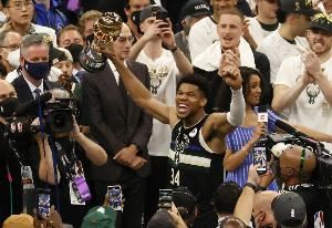 4年前的今天：字母哥爆砍50分&荣膺FMVP 雄鹿夺队史近50年来首冠