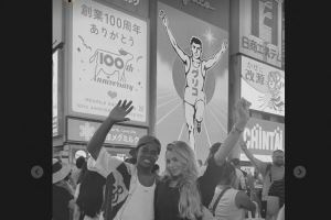 妻子晒同恩德里克日本旅行照：逛任天堂、吃糖葫芦、学日语发音