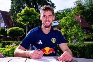 身高1米94！官方：利兹联签下德国中场斯塔赫，转会费超2000万欧