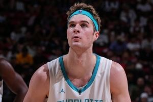 恭喜🎉黄蜂29号秀麦克尼利与耐克签下一份多年球鞋合同👟