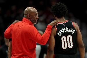 前高管：送走西蒙斯后开拓者后场薄弱 或用最后名额补充老将控卫