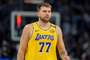 记者：湖人计划今夏欧锦赛期间前往斯洛文尼亚 与东契奇洽谈续约