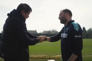 跨越26年的重逢！范志毅在水晶宫训练场，见到当年与他合影的球童