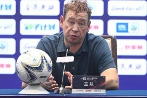 斯卢茨基：情绪还未完全平复，很难用建设性的语言去总结本场比赛