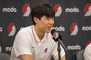 杨瀚森：我觉得我的英语每天都在进步 但有时还是会说中式英语
