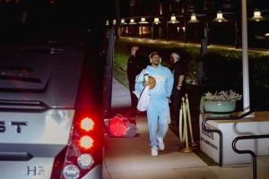 因为热爱篮球！开拓者官方晒凯勒布-乐福带着篮球离开球馆照