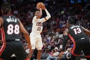 韦尔:阿德巴约总是提醒我有身高优势 他帮助我很多