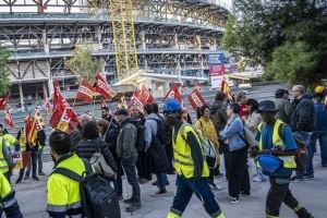 劳务纠纷!每体:数十位工人在诺坎普外聚集,抗议工地违规裁员