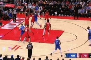 冲击力十足!PJ-华盛顿转身突到内线 对抗防守滞空高难度打中