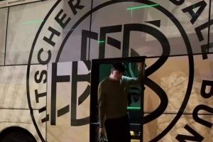 早日康复!基米希随队抵达卢森堡,走路仍一瘸一拐